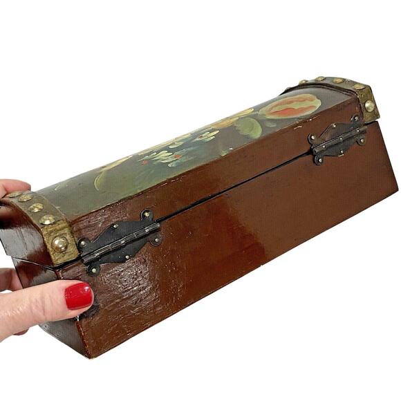 Vintage inspired tole painted wooden keepsake box dark varnish & brass tacks - Picture 7 of 9